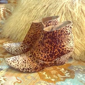 Beautiful pony skin leopard ankle boots